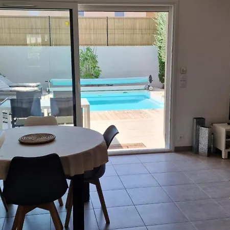 Hébergement de vacances Maison Contemporaine Avec Piscine Proche *