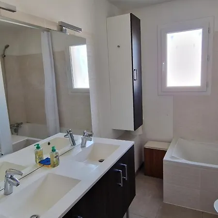 Maison Contemporaine Avec Piscine Proche *