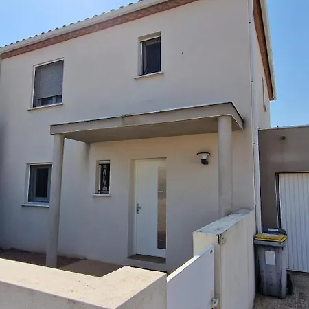 Hébergement de vacances Maison Contemporaine Avec Piscine Proche *